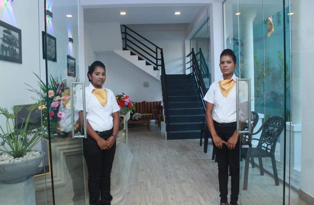 Kings Gate Airport Transit Hotel Katunayaka Bagian luar foto