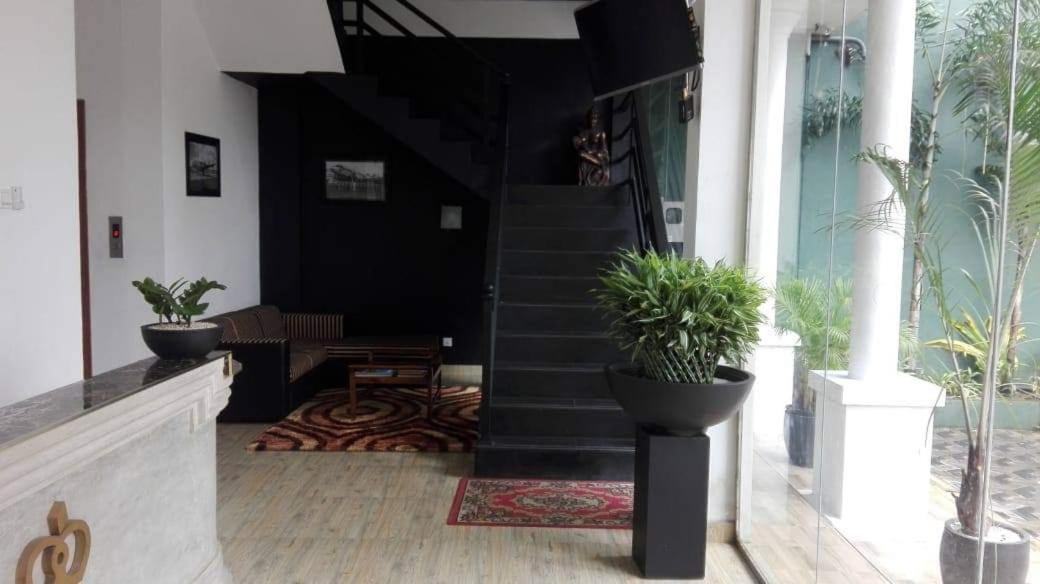 Kings Gate Airport Transit Hotel Katunayaka Bagian luar foto